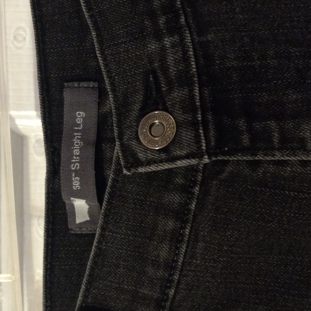 Ladies black Levi jeans - Picture 3 of 8